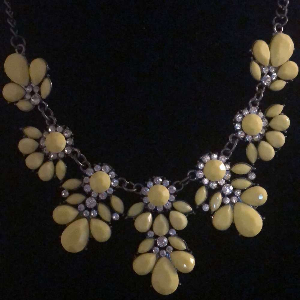 Ladies Yellow Necklace w/Rhinestones
